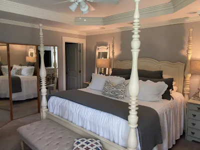 4 bedroom home with a touch of country close to UA