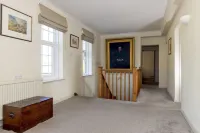 Secluded Farmhouse set in 300 acres, sleeps 11 comfortably, and up to 14 people. Hotels in Battle