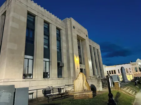 Historic 1940's Cottage Near Tim's Ford Lake & Town Square Fully Remodeled