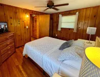 Osceola Lake Bungalow ~ 2 Miles to Downtown Hendersonville - Free Paddle Gear