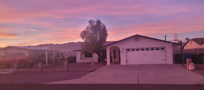 River Retreat Family Getaway- Pet Friendly, under 1 Mile to Boat Ramp Отели в г. Буллхед Сити