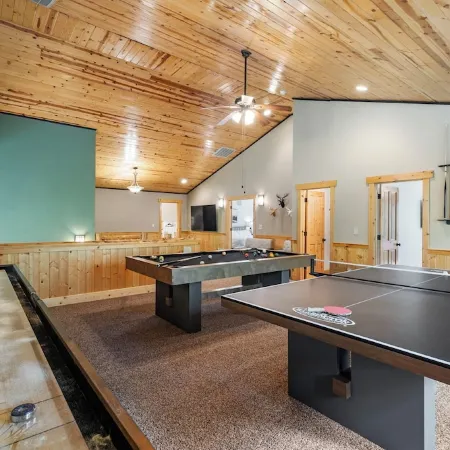 4000sqft, 1-acre Custom Cabin Retreat w Game Room, Hot Tub & Sauna @Mt Hood
