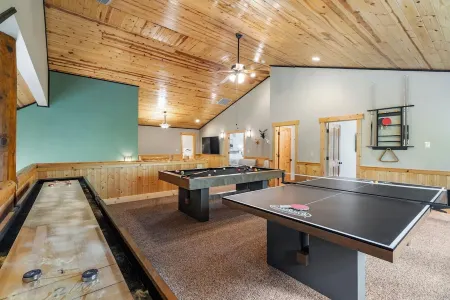 4000sqft, 1-acre Custom Cabin Retreat w Game Room, Hot Tub & Sauna @Mt Hood