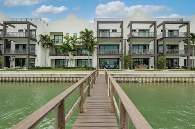 Luxury getaway with water views! Walk to beach and everything Clearwater offers 샌드 케이 공원 주변 호텔