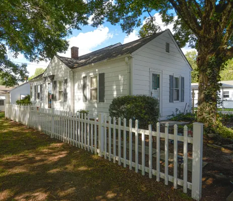 Cozy Cottage minutes to Downtown