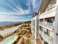 Seneca Lodge in Snowshoe Village - Steps to Ski Slopes 에드레이 호텔