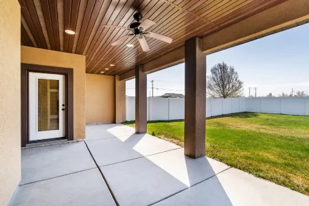 TJ Rancher home, private yard, king beds, 2.5 bath