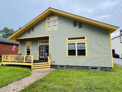 Lil E's Pad #1 -The ultimate Adirondack apartment for two. Hotel dekat Enchanted Forest Water Safari