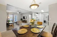 Bright 3Br by  Uga, Near DT and Georgia Museum of Art, Urban Oasis