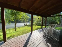 Blue Ridge Cabin within 40 feet of the Toccoa River and Trout Fishing
