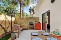Charming 3 Bed , 2 Bath Home Close To Historic Downtown & Beaches Mark Lance Armory 주변 호텔