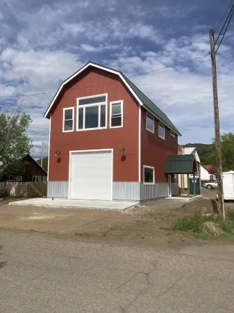 Amazing views close to friends, family and fishing. Indoor RV parking 29’ max.