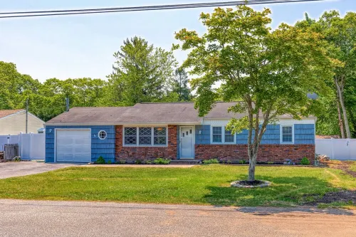 Hampton Home 3 bedroom 2 bath 2 Miles to  beach & Dune rd Hotels in Hampton Bays