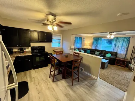 Kadia’s Place-The One Near 380 & Everything Else Отели в г. Сидар-Рапидс