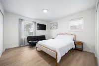 Modern Elegance Spacious 4BR with Hot Tub and screened porch & Pool Table Grant-Sawyer Home 주변 호텔