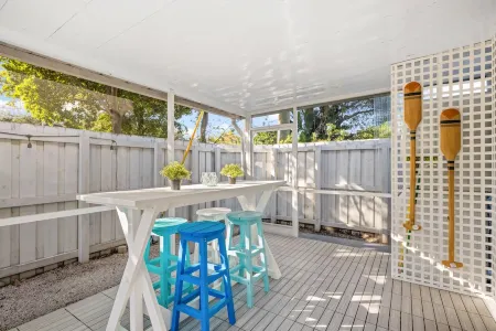 The Blue House.  Steps from Wilton Drive!  Outdoor sitting and dining, Grill, WD Отели в г. Уилтон Манорс