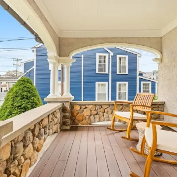 New Boutique Downtown Home, Shops, Patio, Office, Pets, Walk to Dining