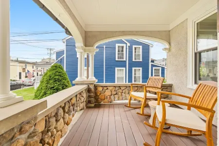 Luxe Historic Bungalow in Heart of Downtown Mystic
