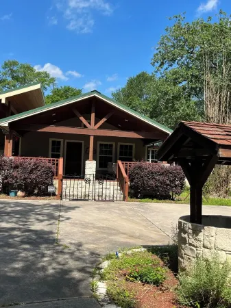 The Manor_4 BR w/ Pool Table, Swimming Pond, and Sand Volleyball