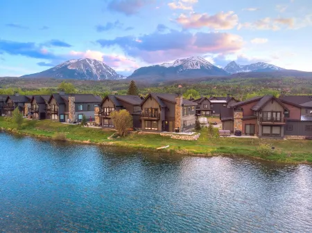 WATERFRONT- Mountain Modern Retreat-Private Hot Tub and Epic Views