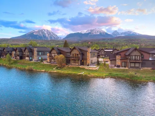 WATERFRONT- Mountain Modern Retreat-Private Hot Tub and Epic Views