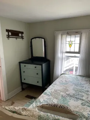 Oysterhaven Cottage with partial Water views! New balcony! Close to Fairgrounds!