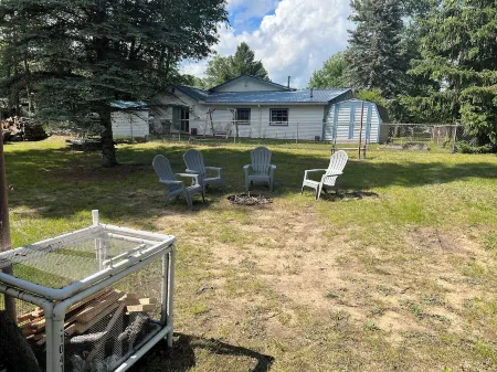 Cozy 2-bedroom cabin with WiFi, AC, garage, sleeps 6 in Saint Helen 222