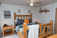 Cozy and Dog Friendly Retreat by Relaxing Creek & Hot Tub by Lake Cushman - シャレー