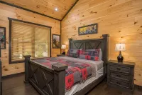 Great Location-1 Mile to Parkway/Hot Tub/Chiminea Fire Pit/Games