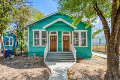 Adorable Apt Near Downtown | Ideal for Longer Stays Hotels in Southtown