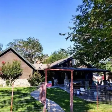 Large country home with 3 rooms and 3 baths