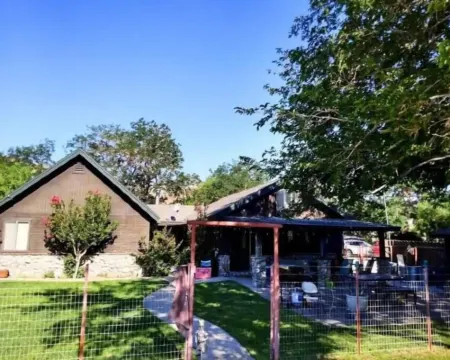 Large country home with 3 rooms and 3 baths Hotels in Lone Pine