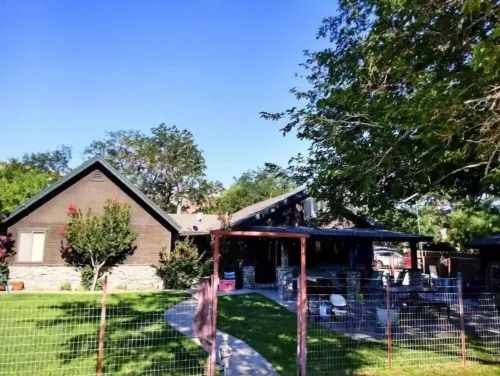 Large country home with 3 rooms and 3 baths