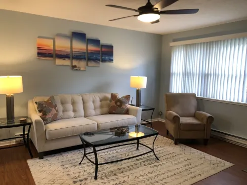 Tis' Time Getaway. Just a few blocks from beautiful Lake Erie!