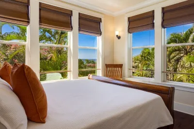 LUXURY VILLA,  3 Private Suites, Pool/Spa, Gym, Central A/C,  Beach