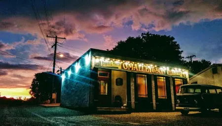 Charming 1-bedroom apartment in downtown historic Weston Отели рядом с достопримечательностью «Зона Роза Таун Сентер»