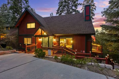 New! Rustic & cozy cabin w/pool table, deck, garage, dog friendly!