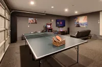 Cute Pool House near Yosemite with a Hot Tub and Game room