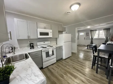 Apt. near Downtown Greenville (2BR/1BA, 3 beds) Отели в г. Данин