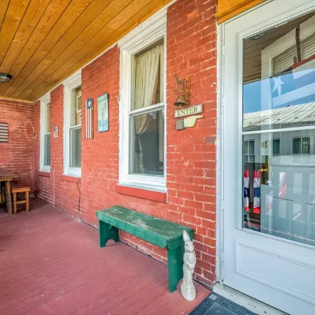 Lincoln Quarters, 2nd floor,  Only 2 blocks to the center of town.