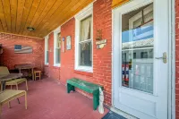 Lincoln Quarters, 2nd floor,  Only 2 blocks to the center of town.
