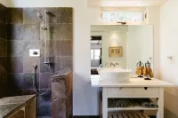 Quiet & Private Guest House with Gorgeous Valley Views