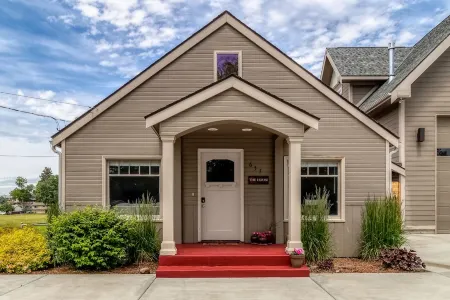 Lovely 3 bed, 2 bath home with a view of the park