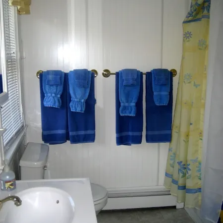Quaint Bungalow Minutes From Downtown, Harbor, Shops