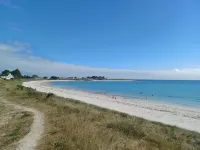 WATERFRONT HOUSE, 50 M FROM THE BEACH Hotels in Plouneour-Trez