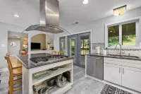 Cozy Renovated Bungalow Perfect for Families Hotel di Spanish Lake Township