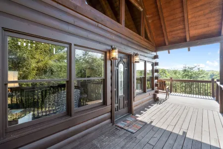 Secluded Mountain View Cabin w Private Lake Access Отели рядом с достопримечательностью «Sims Point»