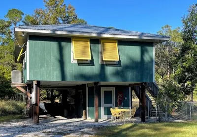Peaceful location! Close to everything! Bring the family and dogs! Snowbirds!