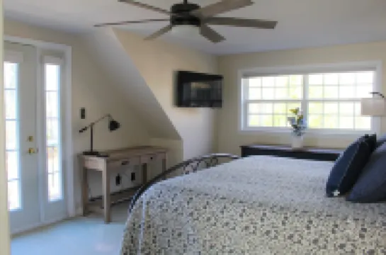 Beautiful, Fully Renovated Shellcamp Lake NH Home with private dock Hotels in Gilmanton