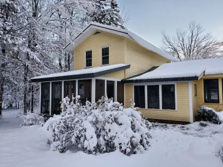 Mount Mansfield Cottage Cozy 3 Bedroom near Smugglers Notch